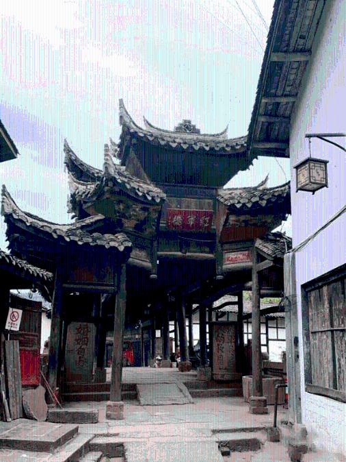 逃离黑白系房屋